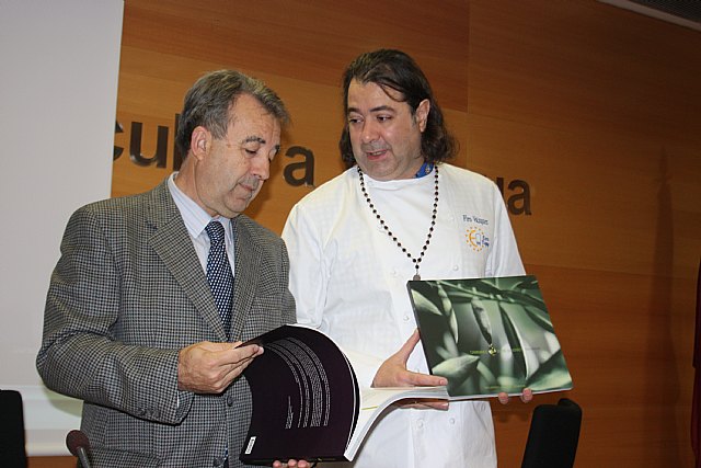 Cerdá  presenta ‘Caminando entre oliveras’, un libro “embajador” de los aceites de Murcia - 1, Foto 1