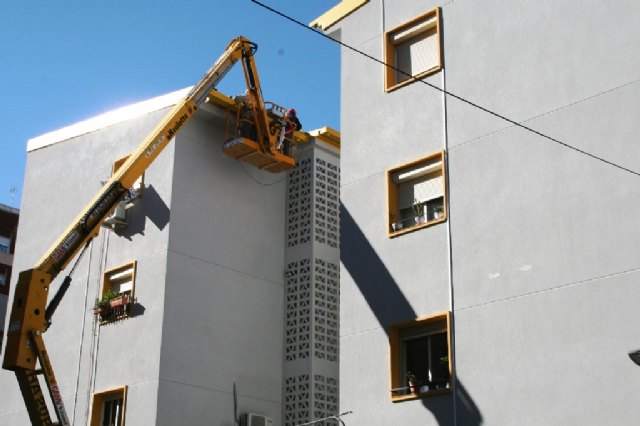 Obras Públicas rehabilita las fachadas de ocho bloques de viviendas protegidas en el barrio de Santa María de Gracia de Murcia - 1, Foto 1