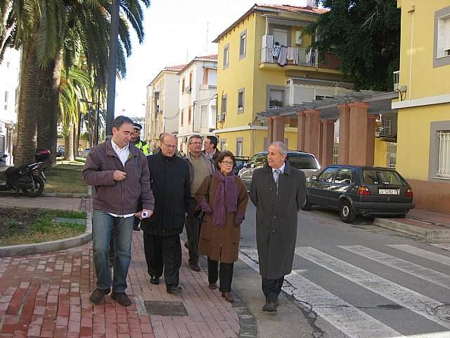 Antonio Castillo visita las obras de rehabilitación de cubiertas y fachadas en 80 viviendas de Santa María de Gracia - 1, Foto 1