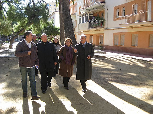 Antonio Castillo visita las obras de rehabilitación de cubiertas y fachadas en 80 viviendas de Santa María de Gracia - 2, Foto 2