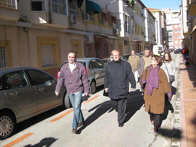 Antonio Castillo visita las obras de rehabilitación de cubiertas y fachadas en 80 viviendas de Santa María de Gracia - 3, Foto 3