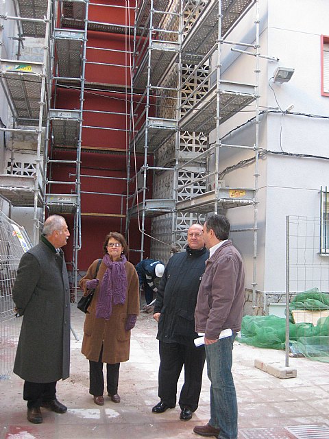 Antonio Castillo visita las obras de rehabilitación de cubiertas y fachadas en 80 viviendas de Santa María de Gracia - 4, Foto 4