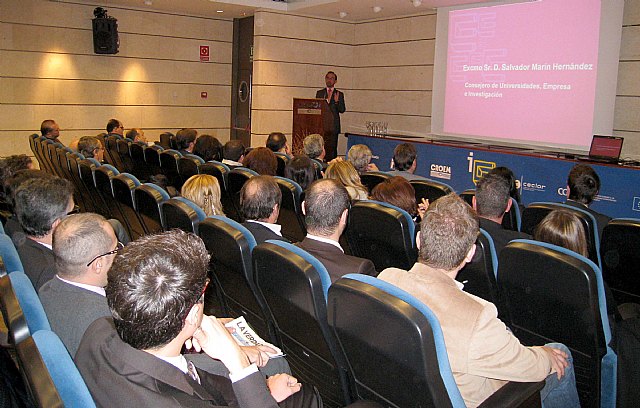 El consejero de Universidades, Empresa e Investigación, Salvador Marín, presidió junto al presidente de la CROEM, Miguel del Toro, la clausura del Programa de Iniciativas Emprendedoras de la CROEM 2009. En la siguiente imagen observamos al consejero Salvador Marín durante su intervención en el acto., Foto 1