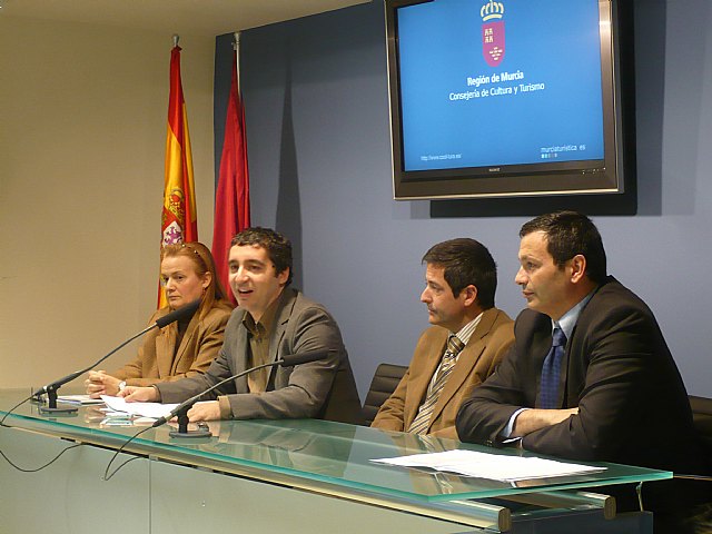 El consejero de Cultura y Turismo, Pedro Alberto Cruz (2i), en la rueda de prensa sobre el balance de la gestión de la Consejería durante el año 2009. Acompañan en la mesa al consejero la directora general de Turismo, Marina García (1i); el director general de Bellas Artes y Bienes Culturales, Enrique Ujaldón (2d), y el director general de Deportes, Antonio Peñalver (1d)., Foto 1