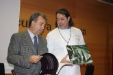 Cerd  presenta ‘Caminando entre oliveras’, un libro “embajador” de los aceites de Murcia