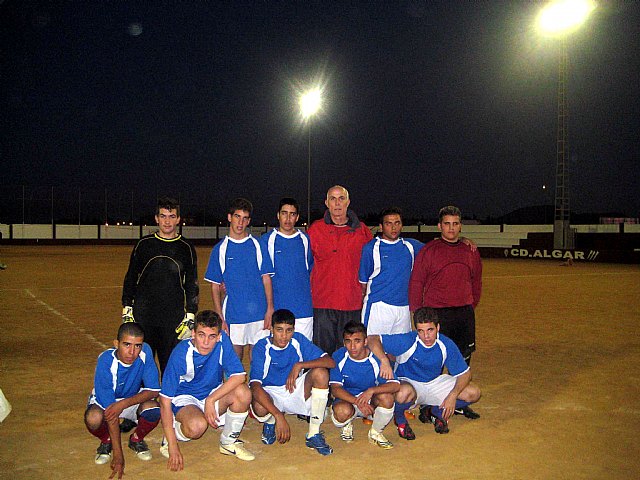 Convivencia de Colegas bailando y haciendo deporte - 4, Foto 4