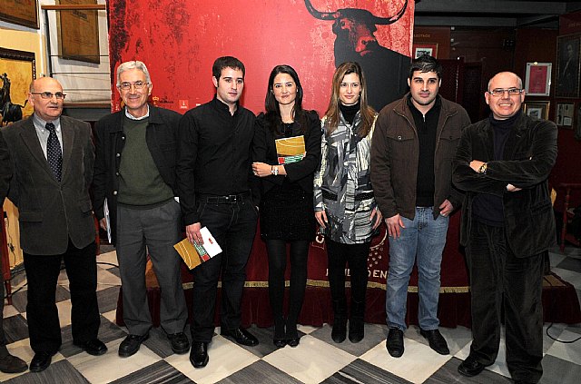 Alumnos de Comunicación de la Universidad de Murcia publican un libro sobre la presencia de los toros en la prensa - 1, Foto 1