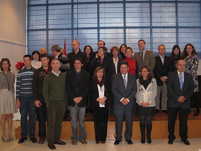 El secretario general de la Consejería de Educación, Formación y Empleo, José Daniel Martín, con todos los profesores galardonados en la convocatoria 2009, de los Premios TIC., Foto 1