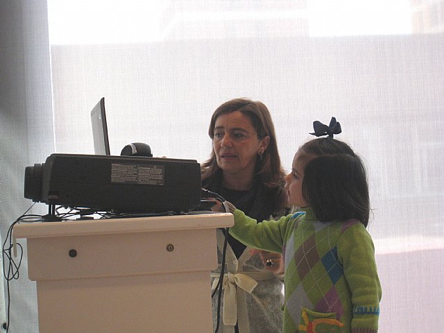 Salomé Recio obtuvo el primer premio con un juego interactivo para estimular el aprendizaje infantil e hizo una demostración con su sobrina de cuatro años., Foto 2