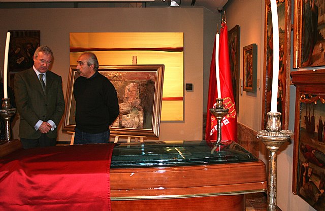 El presidente de la Comunidad, Ramón Luis Valcárcel, visitó anoche la capilla ardiente del pintor murciano José Antonio Molina Sánchez. En la imagen, el presidente junto a uno de los familiares del pintor., Foto 1