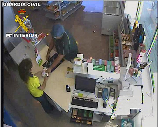 La Guardia Civil detiene a dos personas dedicadas a cometer atracos en estaciones de servicio de Murcia y Alicante - 1, Foto 1