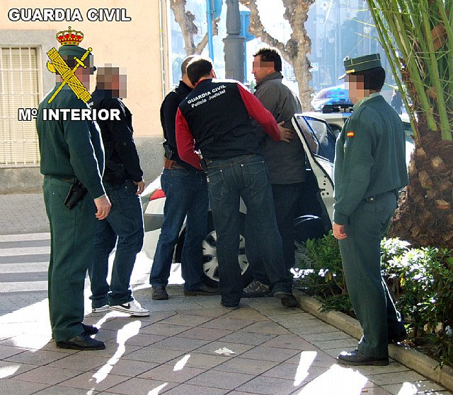 La Guardia Civil detiene a dos personas dedicadas a cometer atracos en estaciones de servicio de Murcia y Alicante - 2, Foto 2