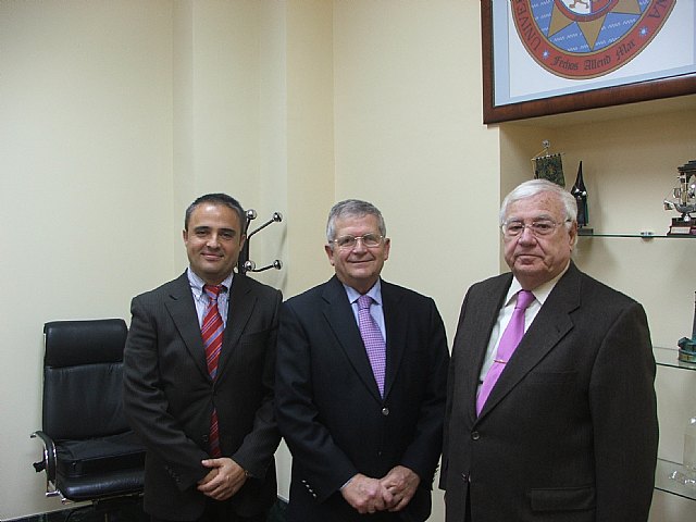 En la foto, aparece el nuevo Vocal del Consejo Social, José Vera (derecha), acompañado del secretario, Gregorio García (izquierda) y del presidente, Juan José Pedreño (centro), Foto 1