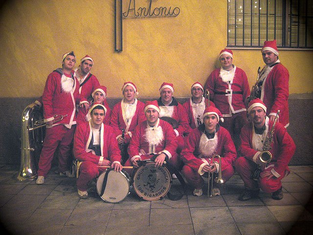 Los Papanoeles, a su paso por la Iglesia del Barrio de San Antonio., Foto 1