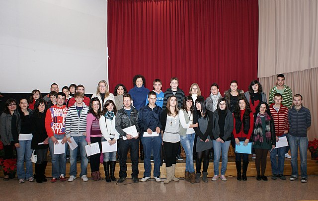 El Ayuntamiento concede 51 becas a estudiantes lumbrerenses - 1, Foto 1