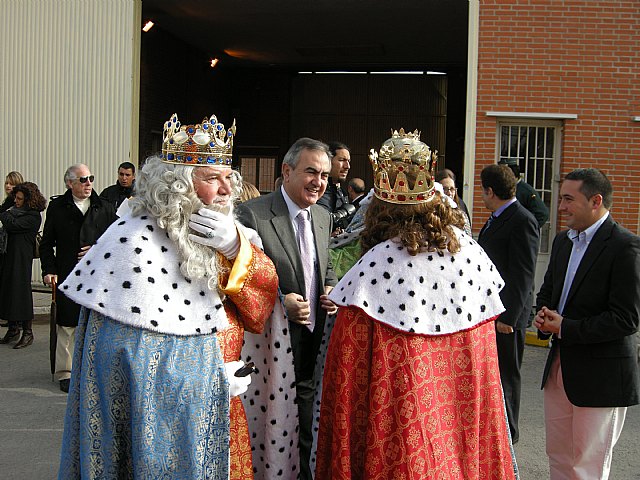 González Tovar asiste al reparto de juguetes de los Reyes Magos a los hijos de las internas e internos del Centro Penitenciario de Sangonera la Verde - 1, Foto 1