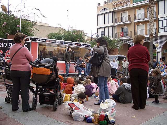 Radio Solidaria III: Pedaladas de Solidaridad alcanza la cifra de 2.100 kilos de comida, ropa y juguetes para Cáritas - 1, Foto 1