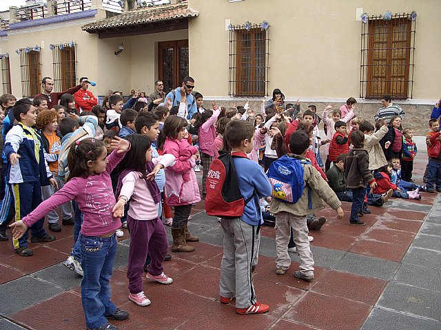 Radio Solidaria III: Pedaladas de Solidaridad alcanza la cifra de 2.100 kilos de comida, ropa y juguetes para Cáritas - 2, Foto 2