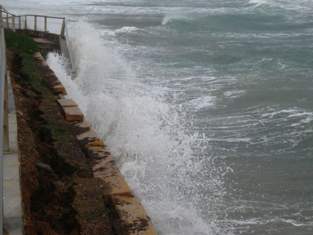 El temporal derriba un muro en el Paseo de la Playa de Levante en Cabo de Palos - 3, Foto 3