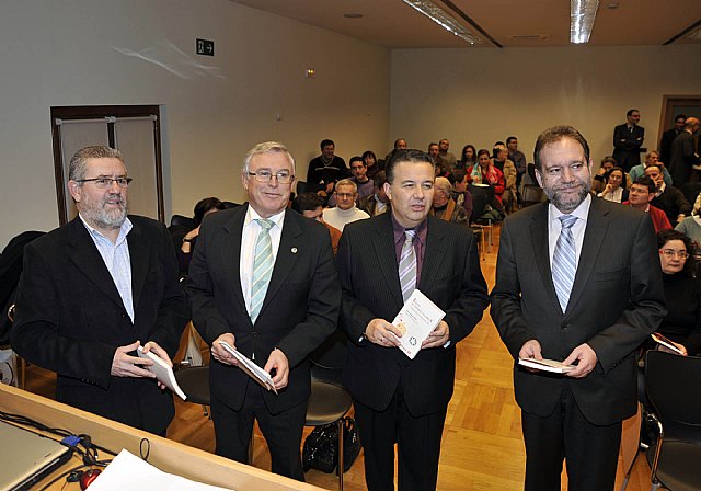 El profesor Javier Ballesta publica el libro “Educar en tiempos revueltos” - 1, Foto 1