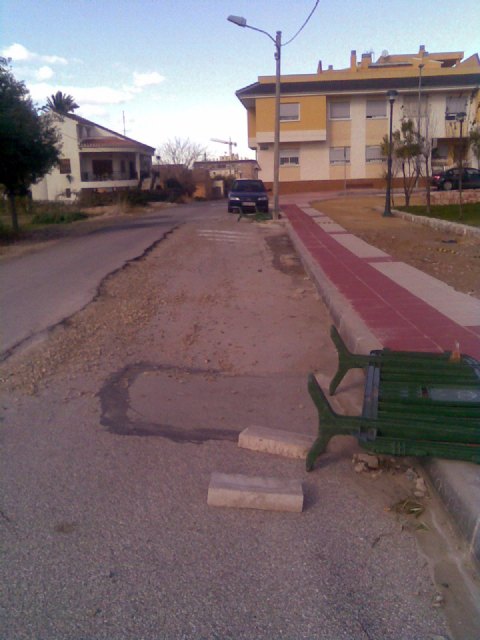 Mas de tres meses sin arreglar un rehundimiento en la avenida San Fernando de San José de la Vega - 2, Foto 2