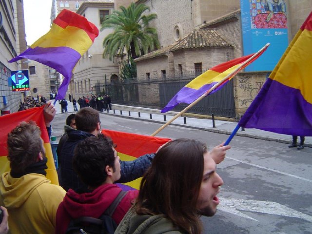 Decenas de jóvenes reciben a los príncipes con banderas republicanas - 1, Foto 1