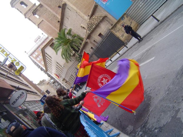 Decenas de jóvenes reciben a los príncipes con banderas republicanas - 2, Foto 2