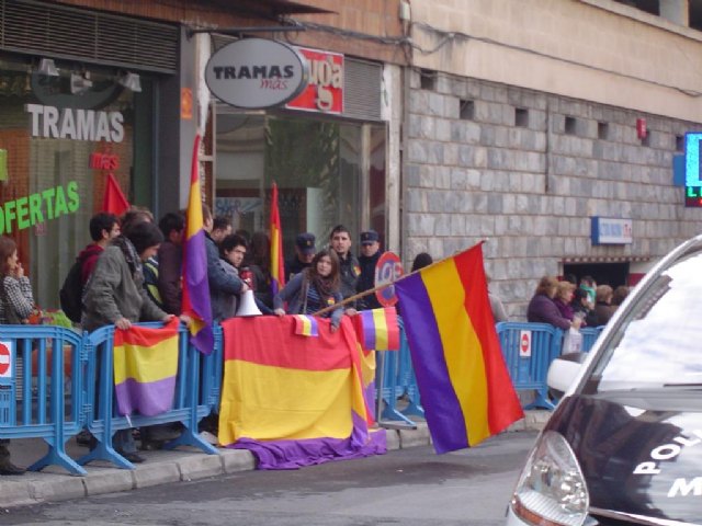 Decenas de jóvenes reciben a los príncipes con banderas republicanas - 3, Foto 3