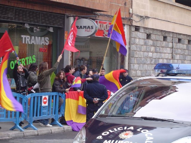 Decenas de jóvenes reciben a los príncipes con banderas republicanas - 4, Foto 4