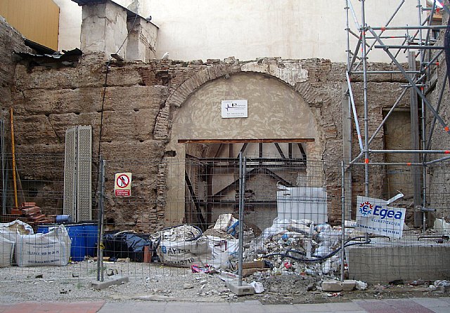 Denuncian que la basura se acumula junto al museo de La Muralla de Santa Eulalia ante la total indiferencia del PP en La Glorieta - 1, Foto 1