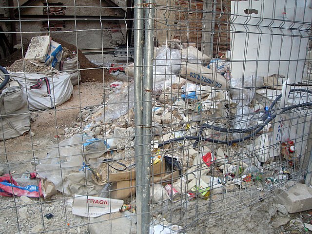 Denuncian que la basura se acumula junto al museo de La Muralla de Santa Eulalia ante la total indiferencia del PP en La Glorieta - 2, Foto 2