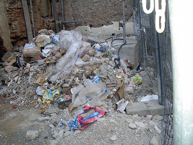 Denuncian que la basura se acumula junto al museo de La Muralla de Santa Eulalia ante la total indiferencia del PP en La Glorieta - 3, Foto 3