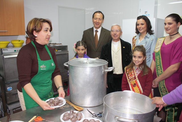 El Alcalde acompaña a los socios de la Peña El Zaragüel en la inauguración de su sede en un solar cedido por el Ayuntamiento - 2, Foto 2