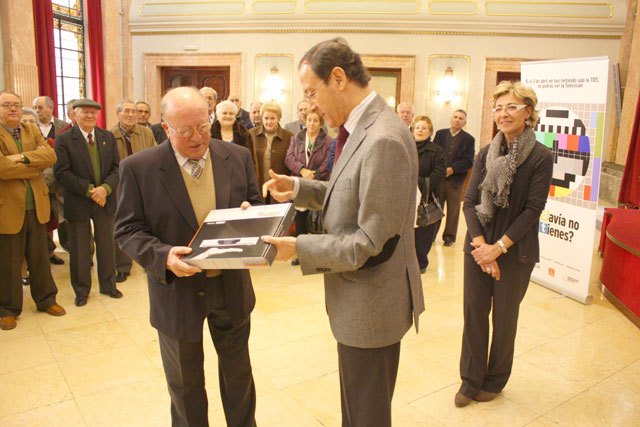 El Ayuntamiento evita que los centros sociales de mayores sufran el apagón analógico de sus televisores - 1, Foto 1