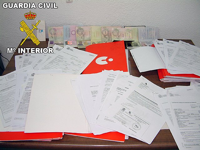 La Guardia Civil desarticula una red dedicada a la falsificación de contratos de trabajo y pasaportes - 2, Foto 2