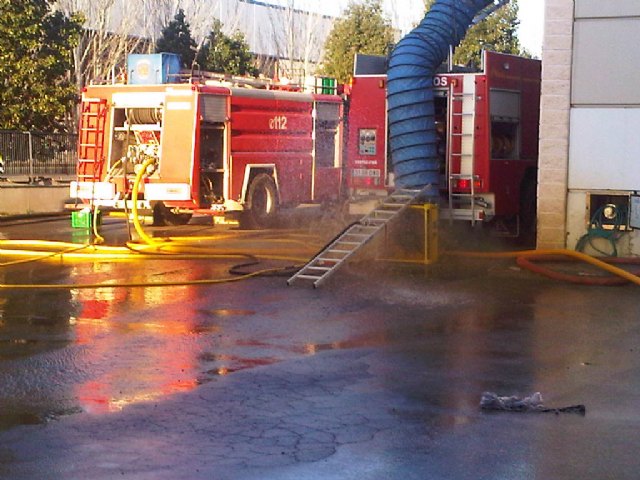 Los bomberos trabajan en el control de una fuga de gas corrosivo en una fábrica de Jumilla - 1, Foto 1