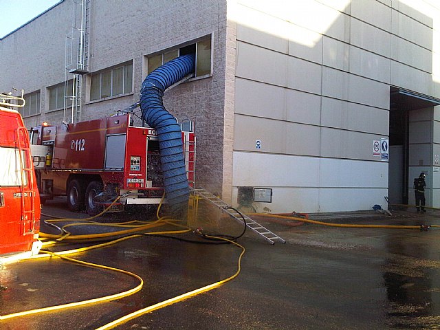 Los bomberos trabajan en el control de una fuga de gas corrosivo en una fábrica de Jumilla - 2, Foto 2