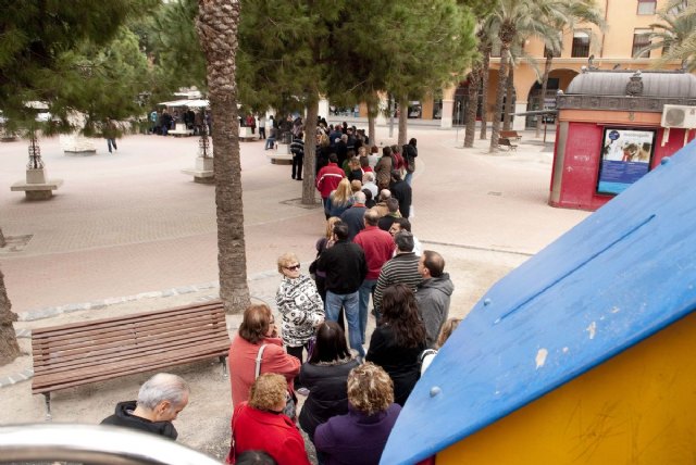 Largas colas para conseguir entradas al Concurso de Chirigotas - 2, Foto 2