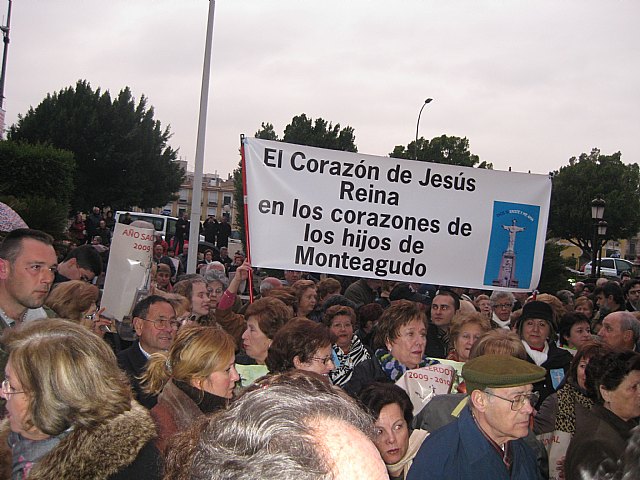 Cientos de murcianos se manifiestan en La Glorieta para expresar su rechazo a la propuesta de quitar el Cristo de Monteagudo y exigir su conservación y protección - 2, Foto 2