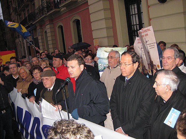 Cientos de murcianos se manifiestan en La Glorieta para expresar su rechazo a la propuesta de quitar el Cristo de Monteagudo y exigir su conservación y protección - 3, Foto 3