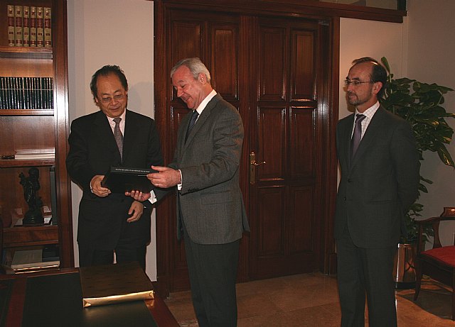 Valcárcel y el embajador japonés abordan la importancia de los intercambios comerciales entre Japón y la Región de Murcia - 1, Foto 1