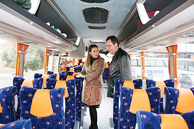 Obras Públicas entrega un autobús adaptado a la asociación Aidemar para garantizar la autonomía de las personas con discapacidad - 1, Foto 1