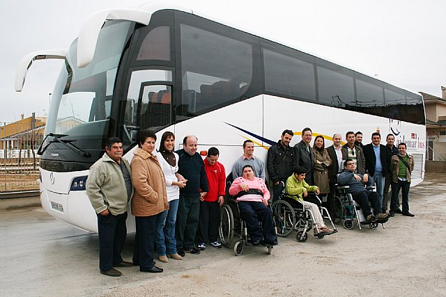 Obras Públicas entrega un autobús adaptado a la asociación Aidemar para garantizar la autonomía de las personas con discapacidad - 2, Foto 2