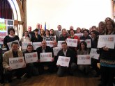 Sotoca entrega las placas que acreditan la enseñanza bilingüe en 25 colegios de la Región