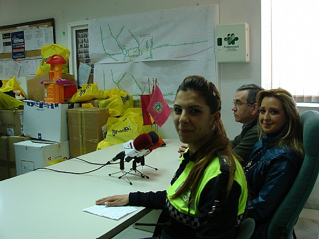 Los Policías Locales de Lorca donan a Caritas del municipio 240 kilos de ropa, 80 pares de zapatos, juguetes y complementos - 1, Foto 1