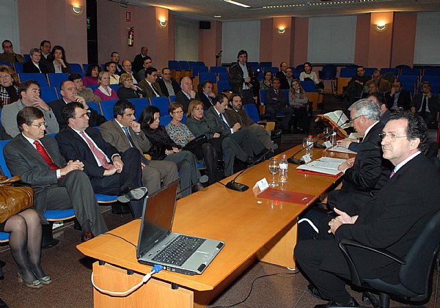 El decano de la Facultad de Letras tomó posesión de su cargo - 1, Foto 1