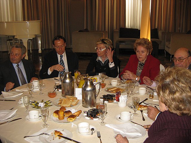 El Alcalde comparte desayuno con las 34 candidatas a Reina de los Mayores 2010 - 3, Foto 3