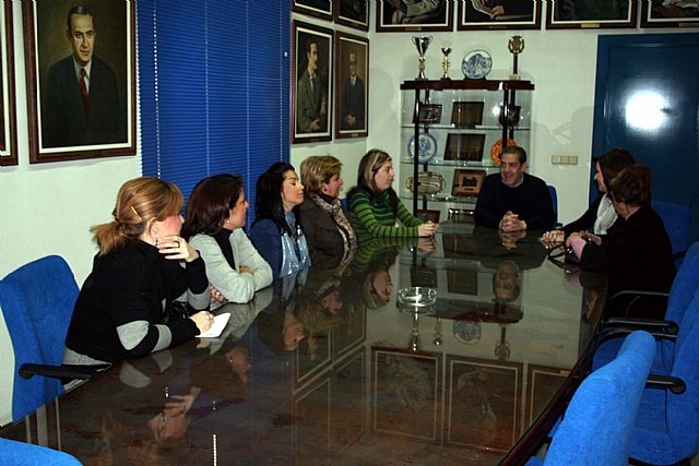 El alcalde de Alcantarilla recibió en el ayuntamiento a las mujeres premiadas con los II Premios del Área de la Mujer 2010 - 1, Foto 1