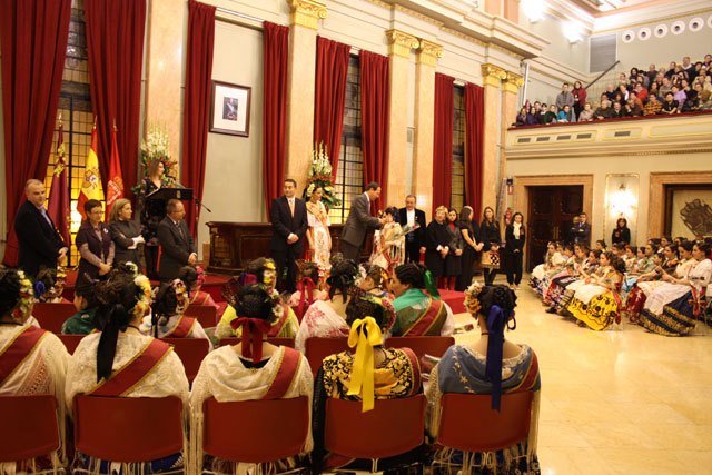 El Alcalde recibe en el Ayuntamiento a las candidatas a Reina de la Huerta infantil y mayor - 1, Foto 1