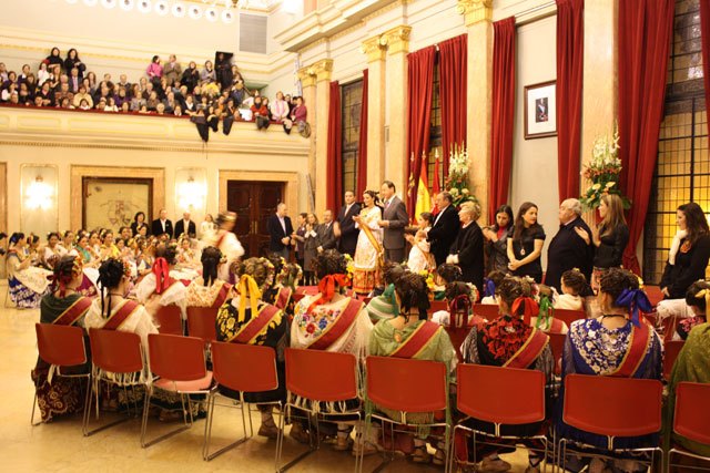 El Alcalde recibe en el Ayuntamiento a las candidatas a Reina de la Huerta infantil y mayor - 2, Foto 2